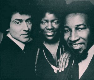 Gloria Gaynor con los compositores de "I will survive"