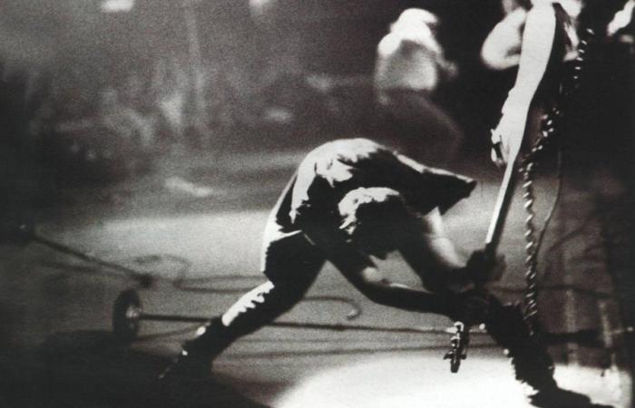 The Clash rompiendo el bajo